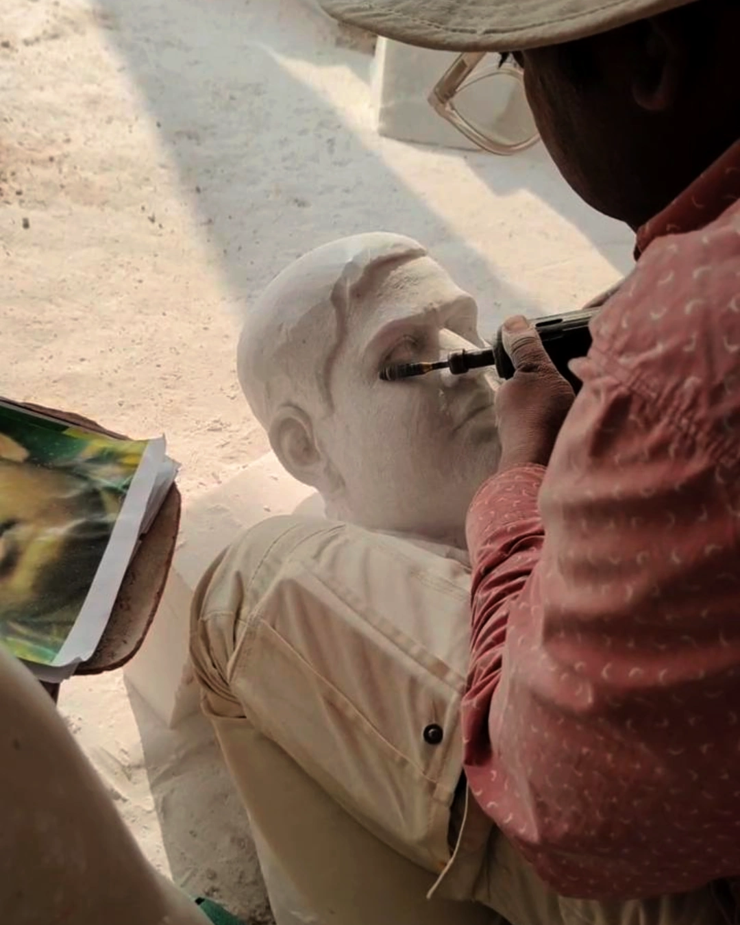 Marble Statue Face Detailing – Shilpagya Jaipur Artisan detailing the face of a marble statue during the finishing stage in Jaipur workshop